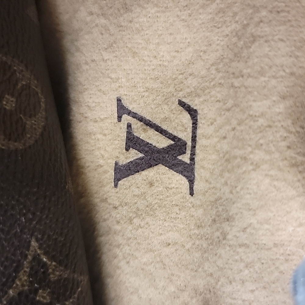 Louis Vuitton - Picture 13 of 17